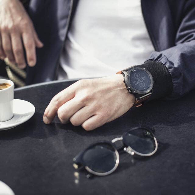 A man with a coffee with a GPS Smartwatch