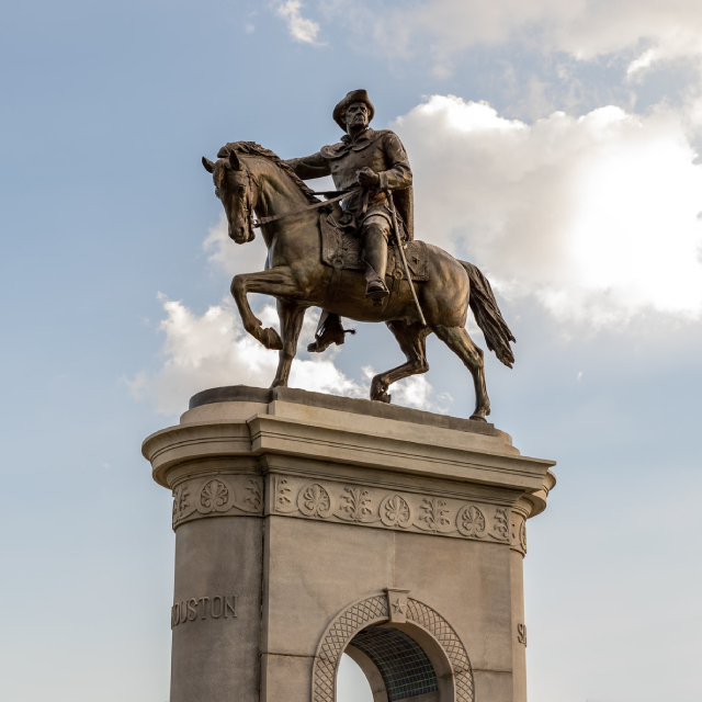 Bronze statue of Sam Houston riding a horse.